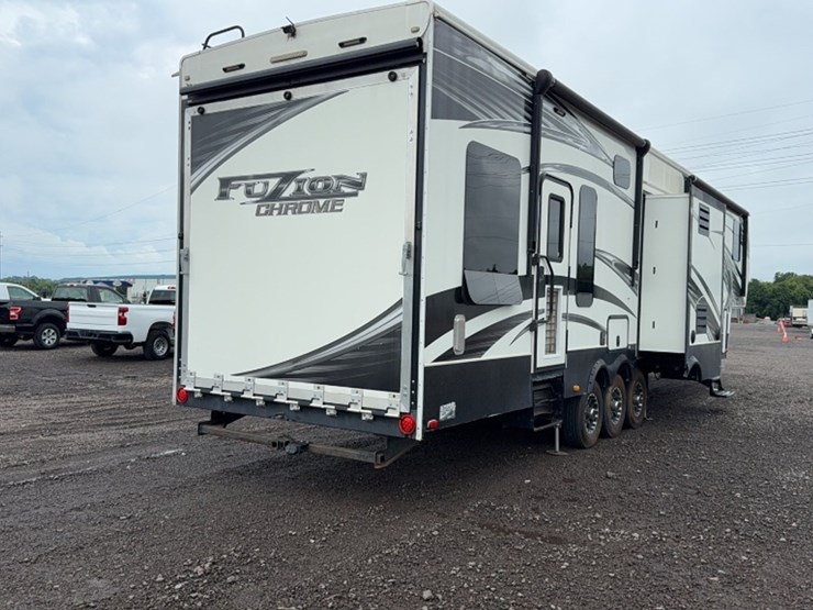 #3001-•-2014-fabrique-41'-5th-wheel-toy-hauler-image-11