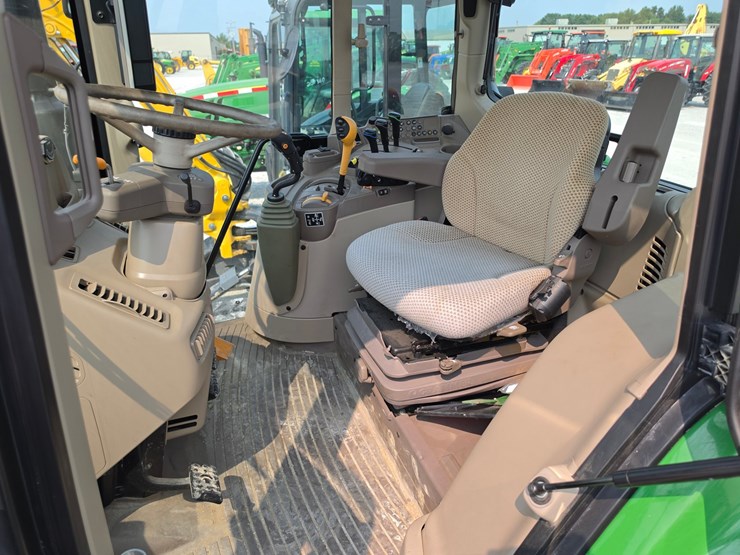 2022-john-deere-6110m-image-10