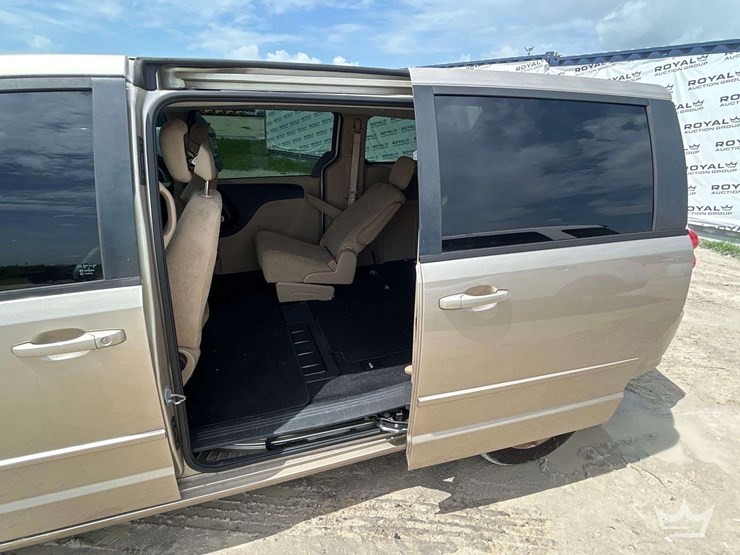 2013-dodge-grand-caravan-image-12