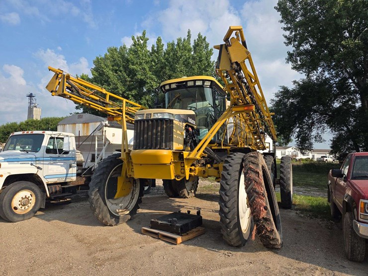 rogator-1074-self-propelled-sprayer,-100'-booms,-currently-winterized,-320/90r50-tires,-rears-with-d-image-3