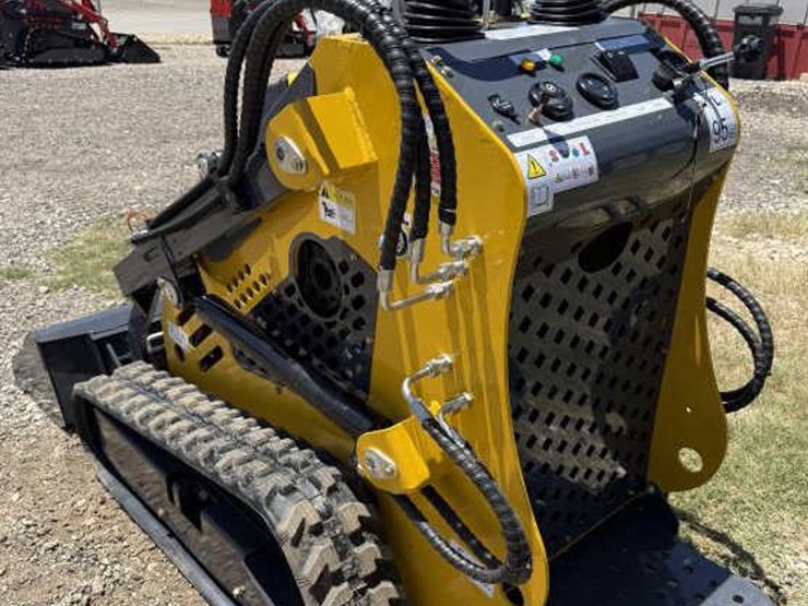 #241-•-mini-skid-steer-stand-on-loader---ssl60---gas-image-7