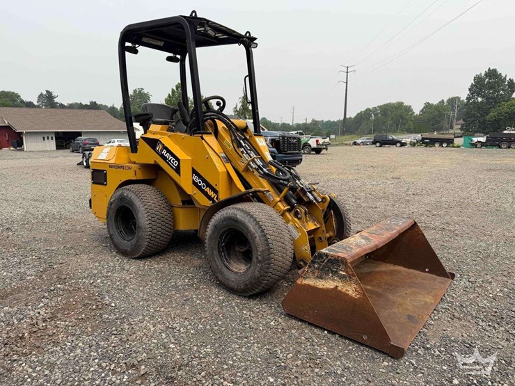 2022-rayco-1800wl-mini-articulated-wheel-loader-image-2