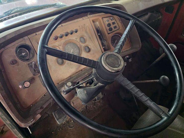 1974-ford-800-image-35