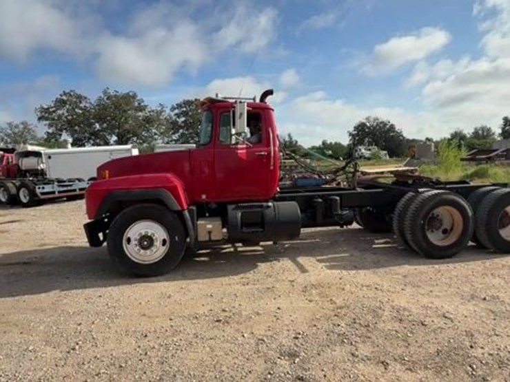 1993-mack-rd690s-image-1