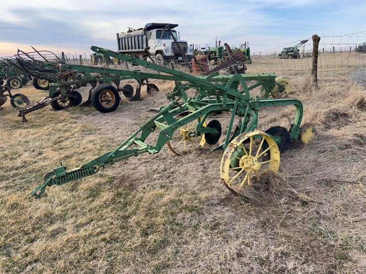 john-deere-pull-type-two-bottom-plow-image-7
