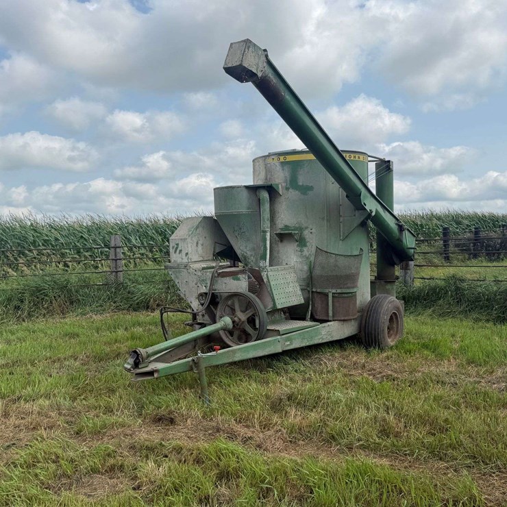 JOHN DEERE 700