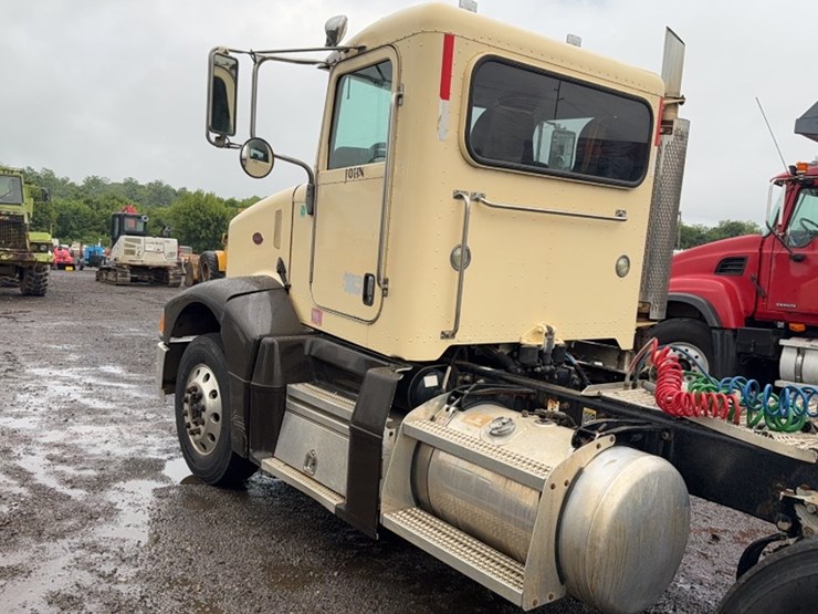 2006-peterbilt-385-image-10