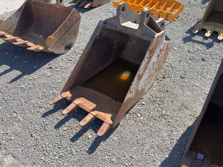 #2006-•-24"-backhoe-bucket-image-1