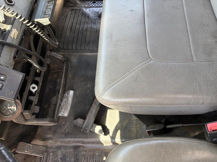2000-freightliner-fl80-image-38