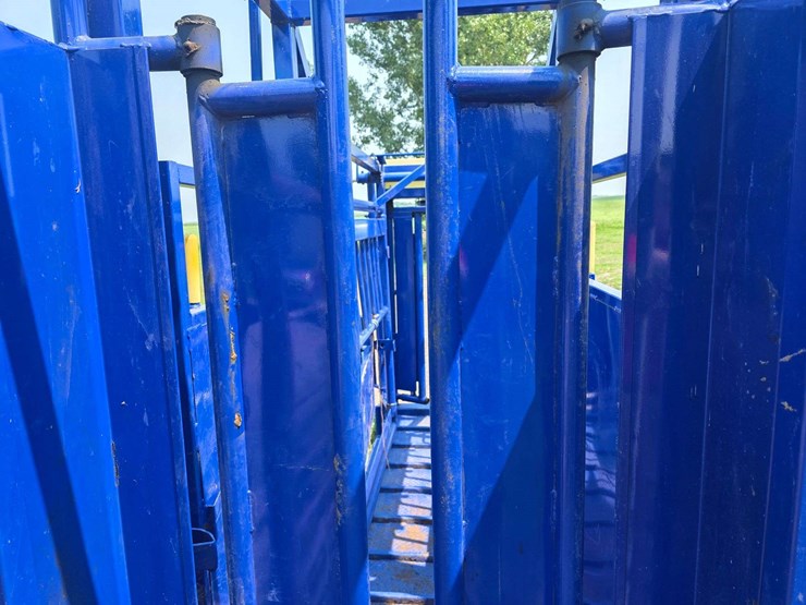 spanier-welding-deluxe-cattle-chute.-per-seller:-this-chute-is-approximately-5-years-old-and-is-in-g-image-19