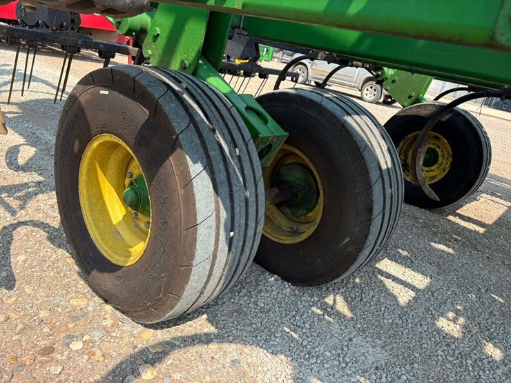 2014-john-deere-2410-image-9