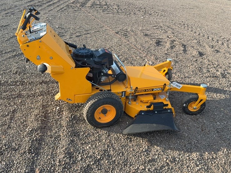 #3072-•-cub-cadet-pro-hw300-walk-behind-mower-image-7
