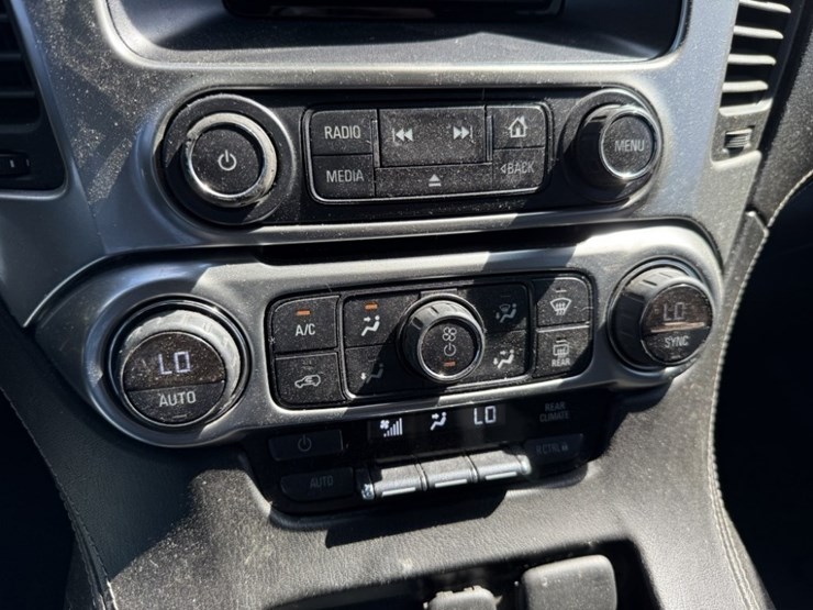 2015-chevrolet-tahoe-ls-image-34
