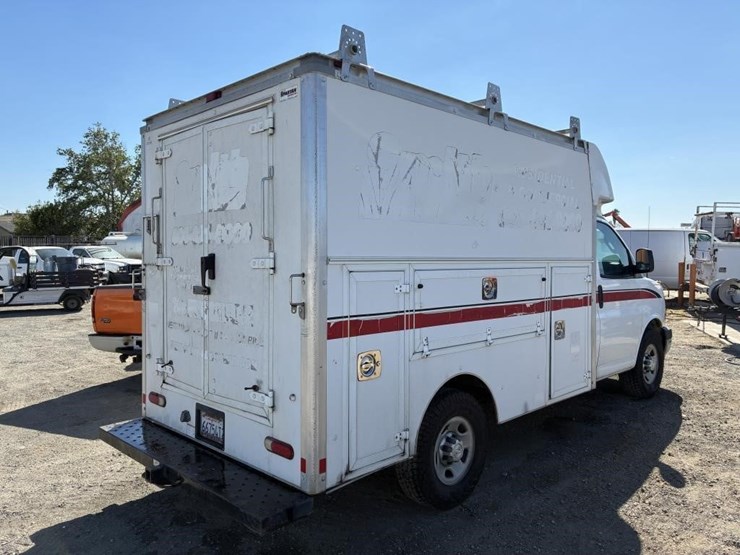 2017-chevrolet-express-g3500-image-3