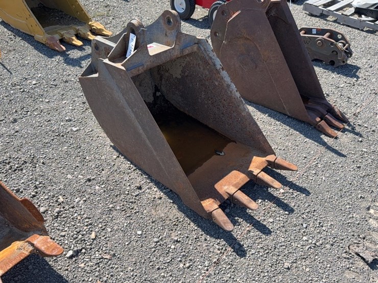 #2006-•-24"-backhoe-bucket-image-2
