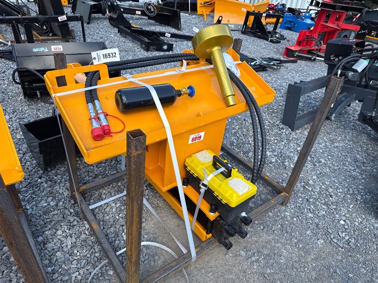 #6019-•-skid-steer-hyd-post-driver-image-1