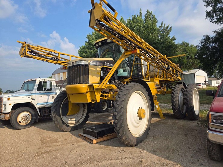 rogator-1074-self-propelled-sprayer,-100'-booms,-currently-winterized,-320/90r50-tires,-rears-with-d-image-1