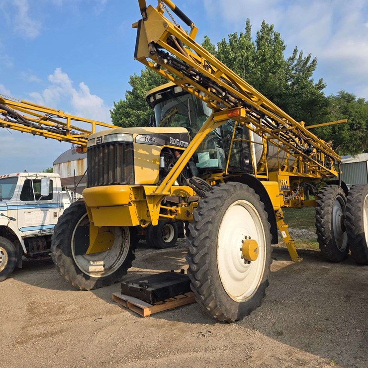 Rogator 1074 Self Propelled Sprayer, 100' Booms, Currently Winterized, 320/90R50 Tires, Rears with D