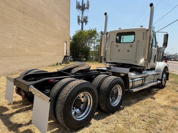 2017-western-star-4900fa-image-6