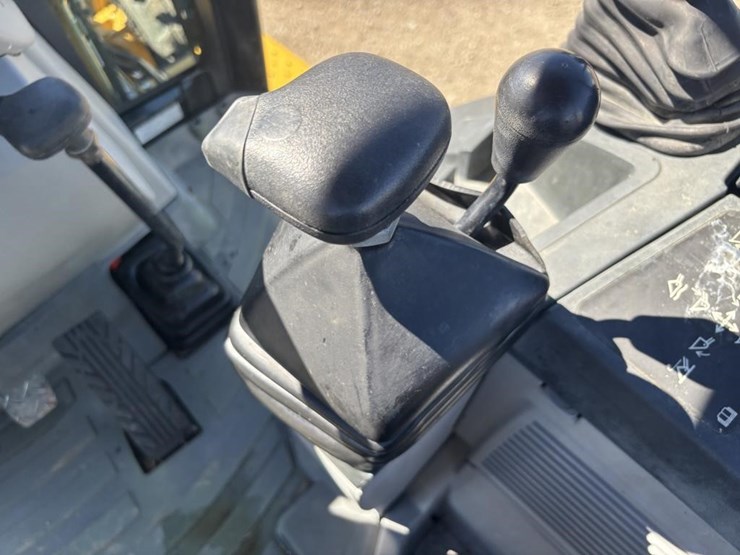 2012-caterpillar-420f-image-42