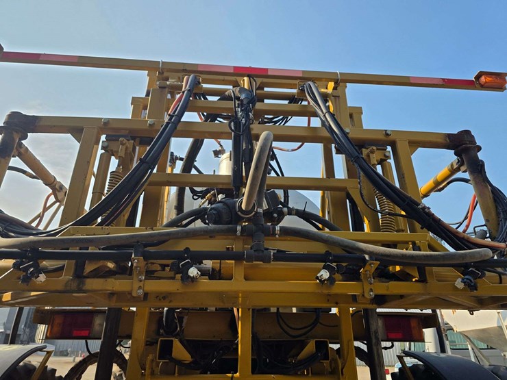 rogator-1074-self-propelled-sprayer,-100'-booms,-currently-winterized,-320/90r50-tires,-rears-with-d-image-27