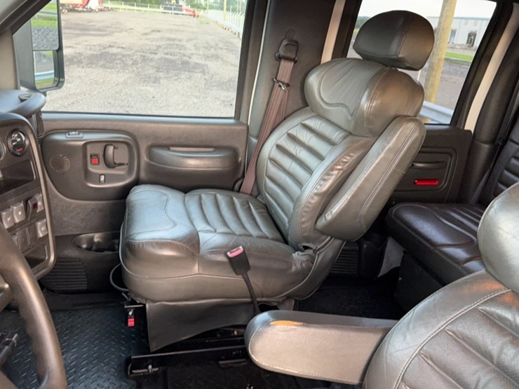 #3006-•-2006-chevy-c4500-flat-bed-truck-image-16