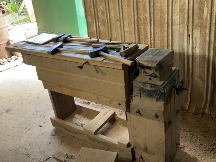 #173-•-hanchett-tilting-anvil-and-bench-image-1