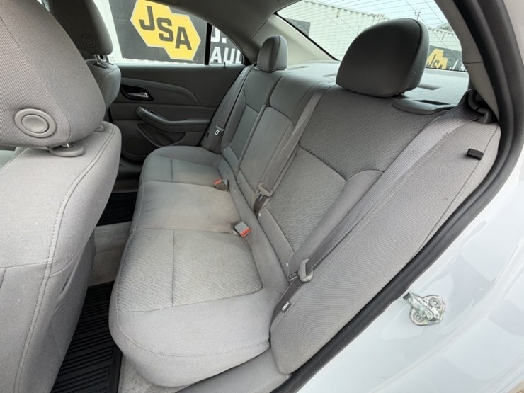 2015-chevrolet-malibu-ls-sedan-image-19