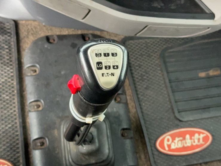 2016-peterbilt-579-image-22