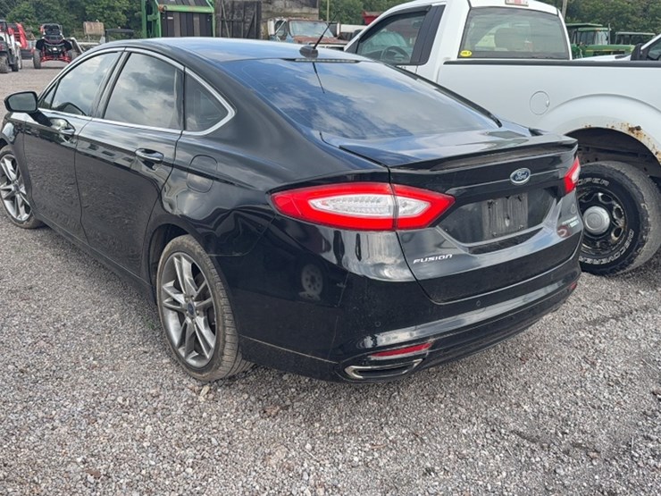 #3014-•-2016-ford-fusion-car-image-12