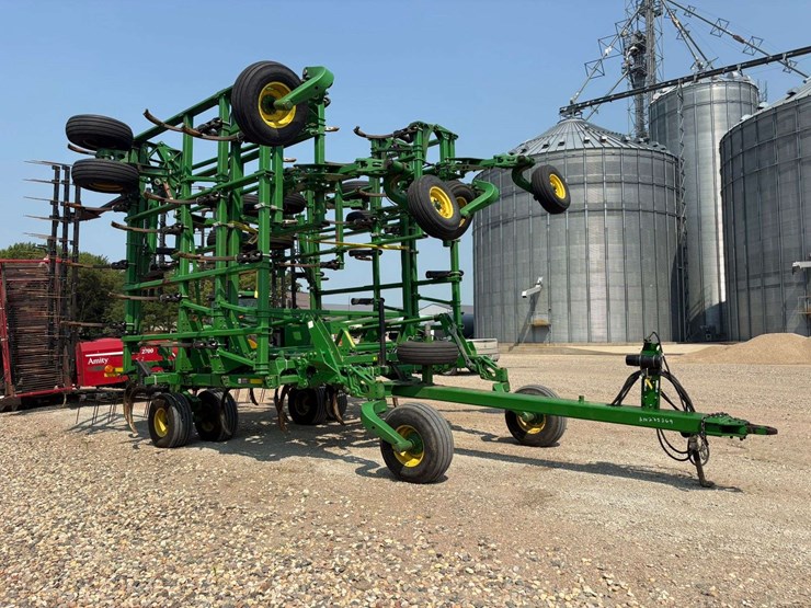 2014-john-deere-2410-image-1