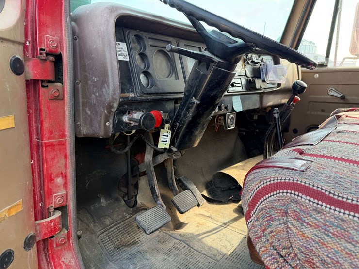1979-ihc-1700-single-axle-grain-truck,-15’-steel-box-with-622-schwarts-hoist,-steel-floor,-136k-mile-image-14