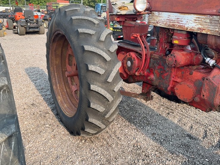 #3047-•-mccormick-farmall-560-tractor-image-7