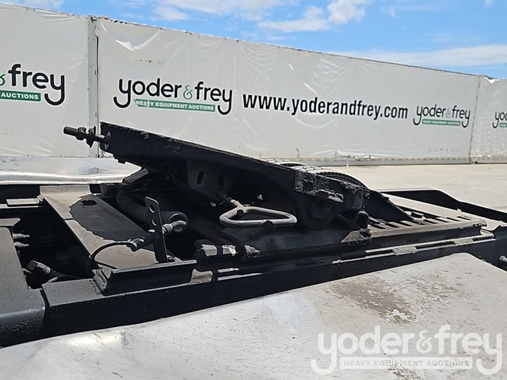 2018-peterbilt-567-image-21