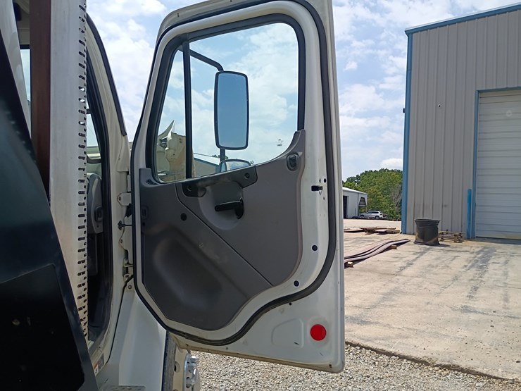2013-freightliner-m2-106-image-54