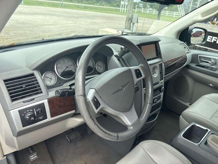 2010-chrysler-town-&-country-image-20
