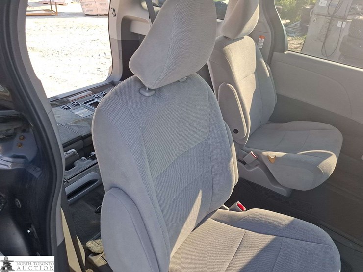 2016-toyota-sienna-image-34