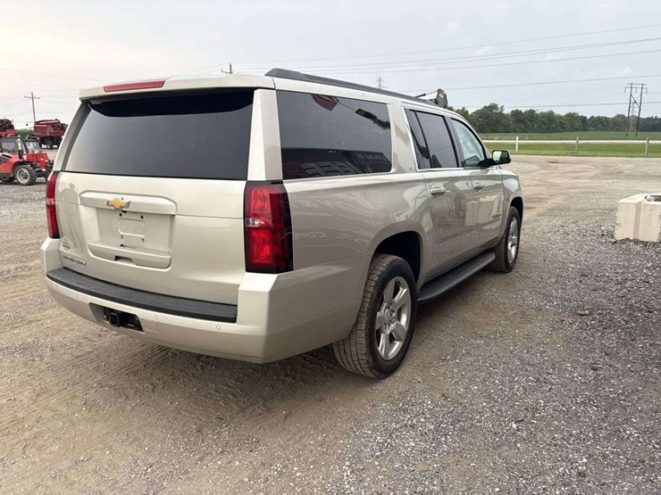 2016-chevrolet-suburban-image-5