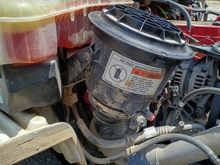 2013-freightliner-m2-106-image-30
