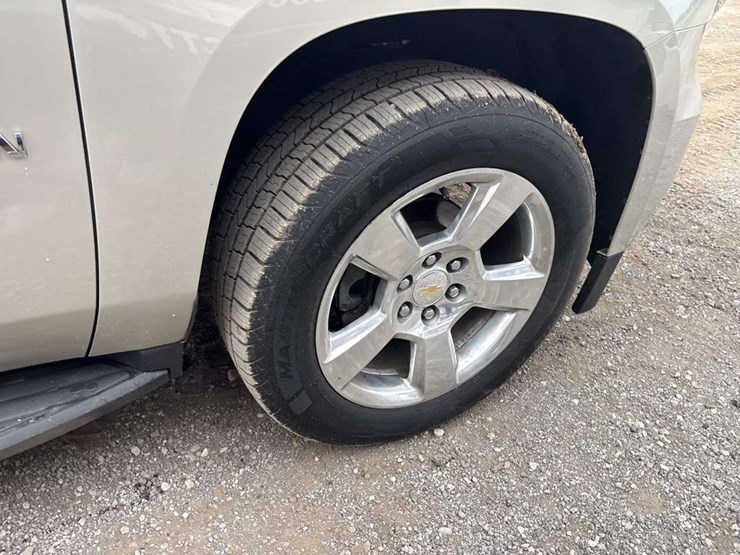 2016-chevrolet-suburban-image-11