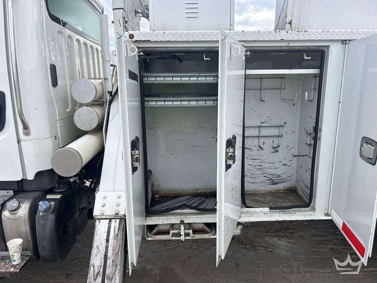 2016-freightliner-m2-106-image-24