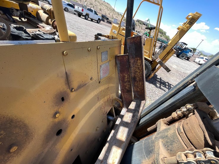 #2002-•-v30b-forklift-image-14