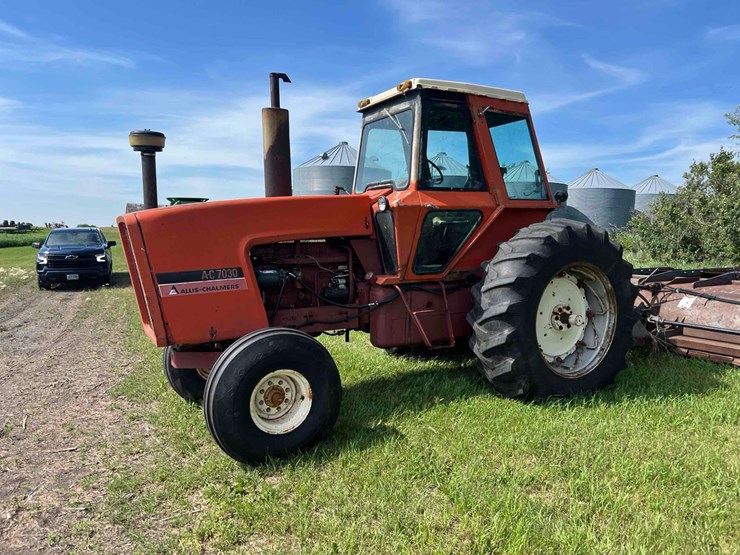 allis-chalmers-ac-7030-tractor-image-1