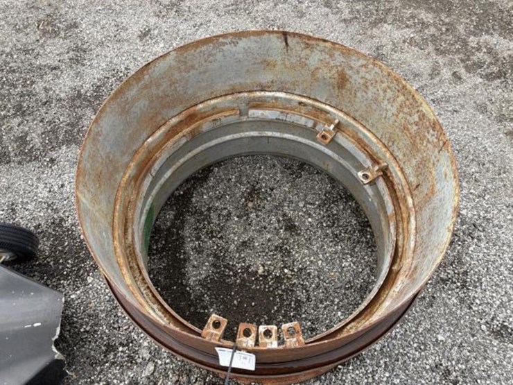 dual-wheel-off-of-4000-series-tractor-image-3