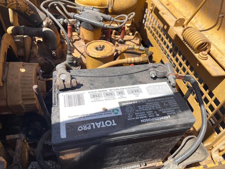 #2001-•-v30b-forklift-image-33