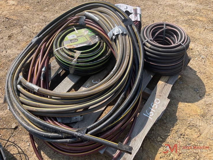 contents-of-pallet-misc.-sized-new-and-used-garden-hoses-image-1
