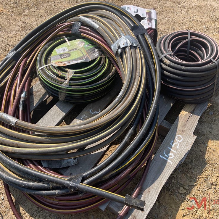 CONTENTS OF PALLET MISC. SIZED NEW AND USED GARDEN HOSES