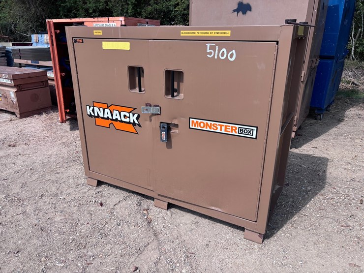 #5100-•-jobsite-toolbox-with-miscellaneous-items-image-2