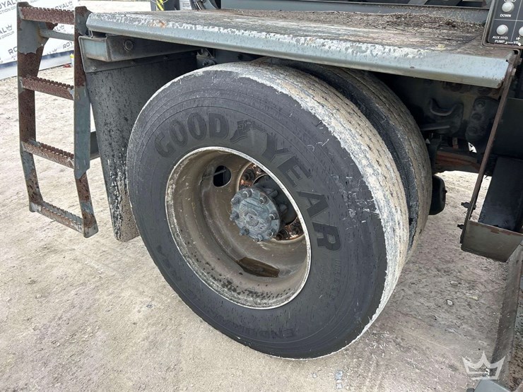2019-freightliner-m2-106-image-59