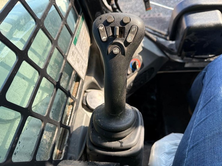 2020-bobcat-t740-image-27